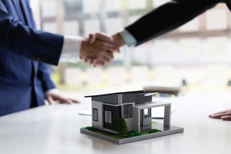 trato entre dos personas. Mejores zonas para invertir en Puebla.